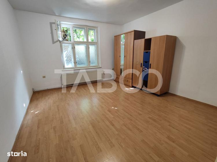 Apartament cu 3 camere decomandat, mobilat în Sub Arini