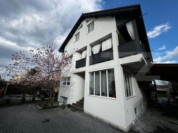 Casă individuală cu 7 camere cu Garaj în Cetate