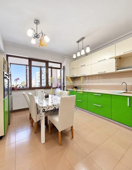 Apartament cu 3 camere semidecomandat în Tractorul