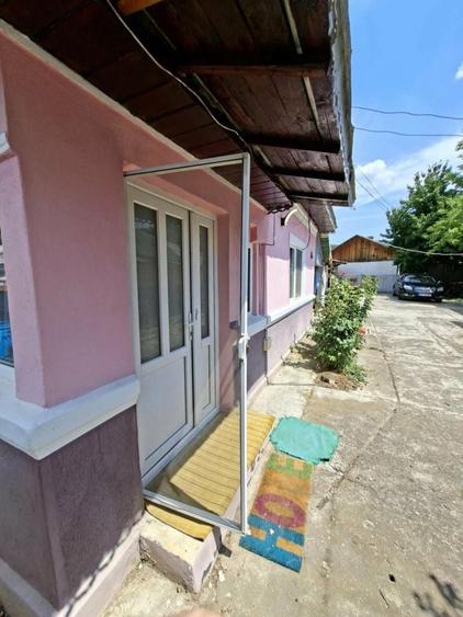 Apartament cu 4 camere decomandat în Gioseni