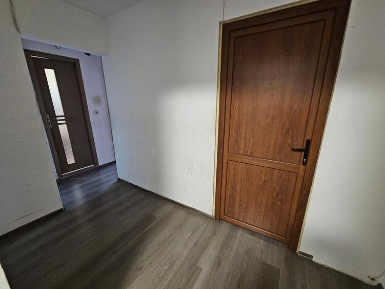Apartament cu 3 camere semidecomandat în Rahova
