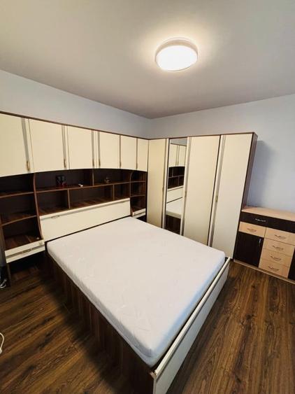 Apartament cu 3 camere semidecomandat în Podu Roș