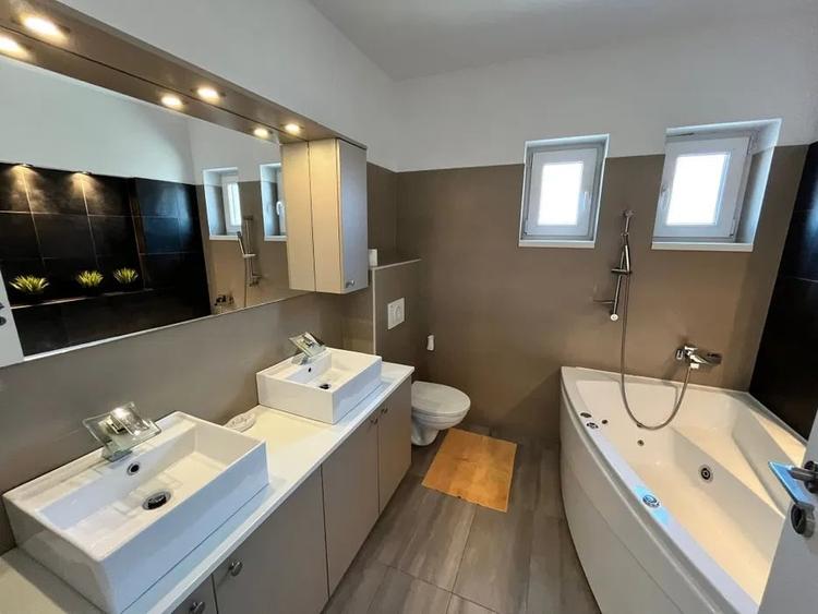 Duplex cu 5 camere cu Canalizare în Iris