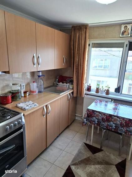 Apartament cu 3 camere semidecomandat în Berca