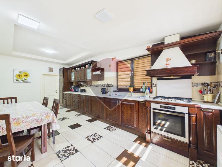 Casă cu 6 camere cu Teren 3900 Mp în Mănești