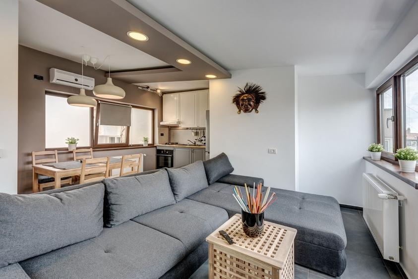 Apartament cu 3 camere, mobilat în P-ța Romană