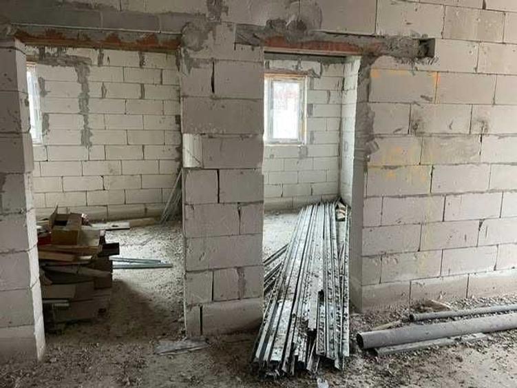 Casă cu 3 camere decomandat în Dârlos