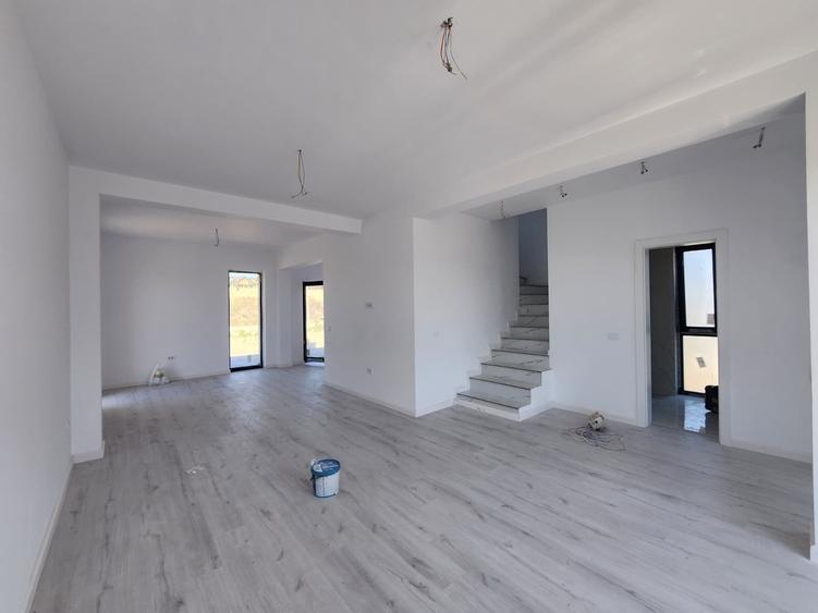 Casă individuală cu 4 camere cu Canalizare în Miroslava