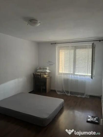 Apartament cu 3 camere decomandat în Pandurilor