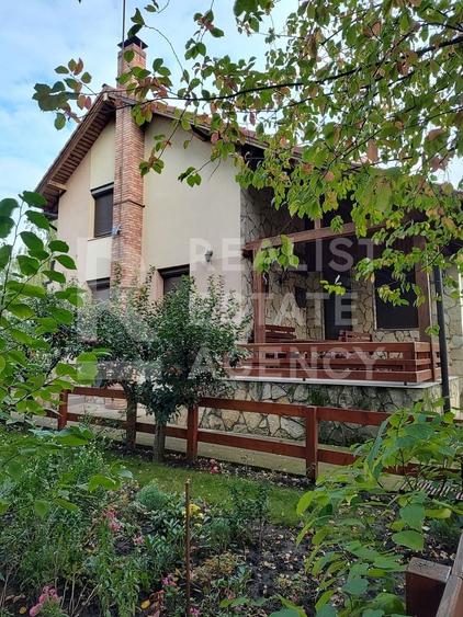 Casă individuală cu 9 camere cu Canalizare în Breazu