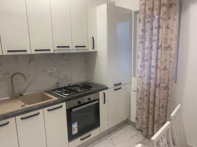 Apartament cu 4 camere decomandat, mobilat în Metalurgiei