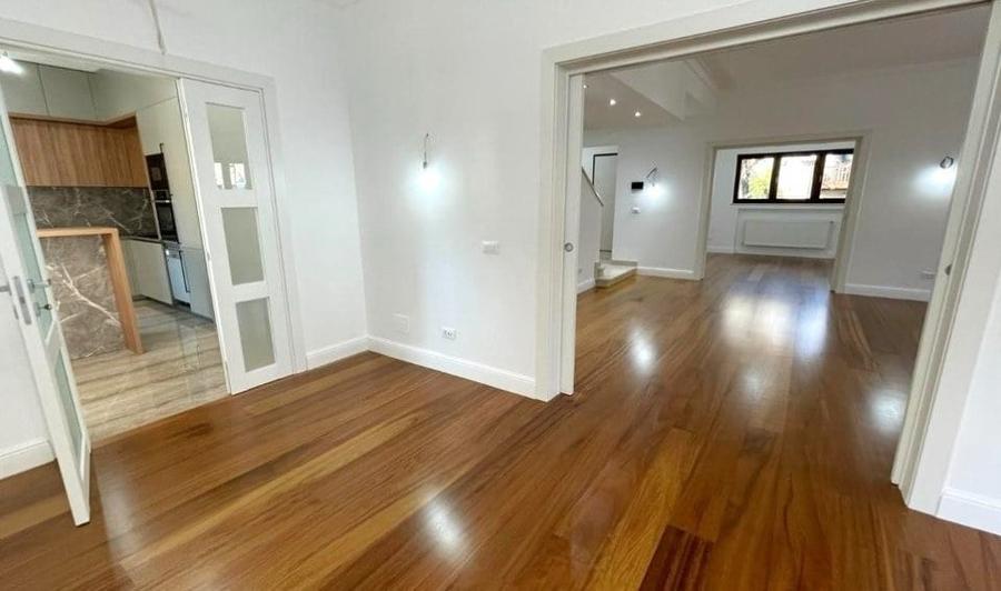 Casă cu 10 camere cu Garaj în Primăverii