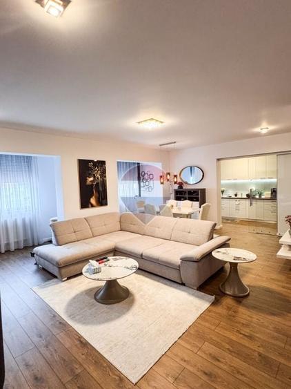 Apartament cu 4 camere decomandat în Periferie