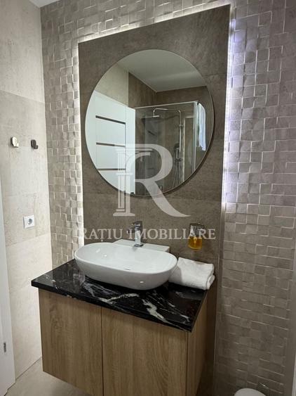 Casă individuală cu 9 camere cu Canalizare în Sânmartin