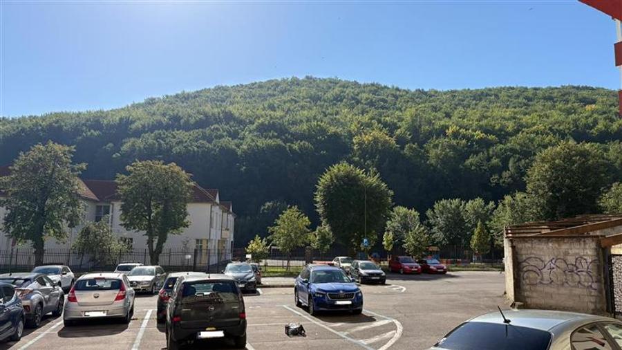 Apartament cu 3 camere decomandat, mobilat în Răcădău