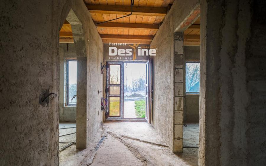 Casa individuala la ro?u cu utilia?i ?i 570 mp teren C - 14