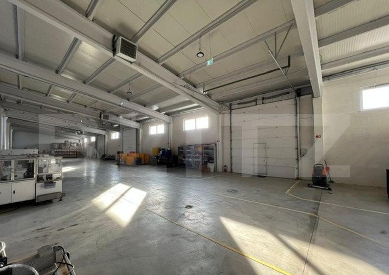 Hala cu acces facil, 2 incaperi, 2500 mp, zona Bulevardul Mu - 18