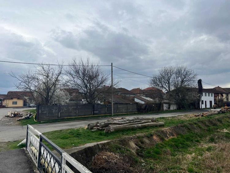 Vand Teren 127mp+Hala 267 mp Hateg str Galbena 47 Intravilan - 1