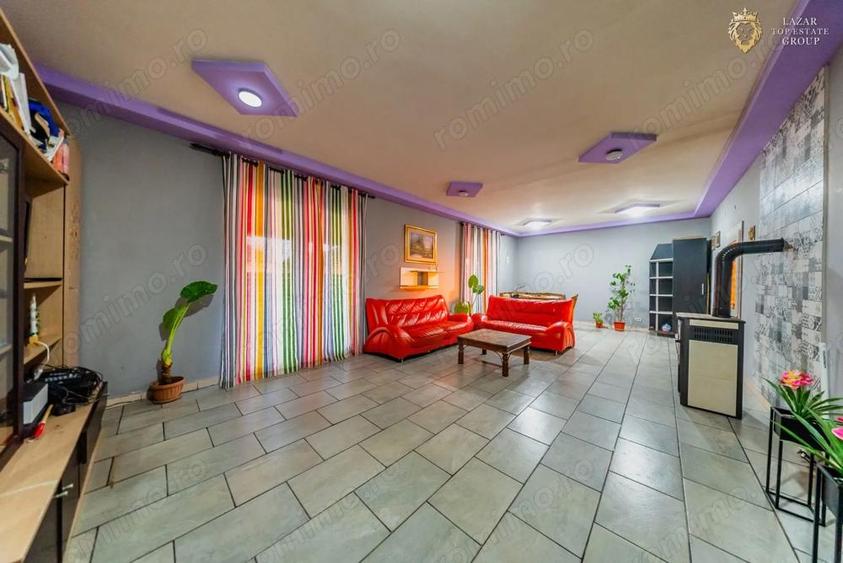 Casa de vanzare 7 camere Santana - 2