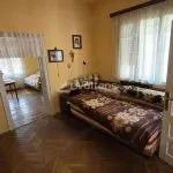 Resita, de vanzare casa, doua corpuri, curte, zona centrala - 4