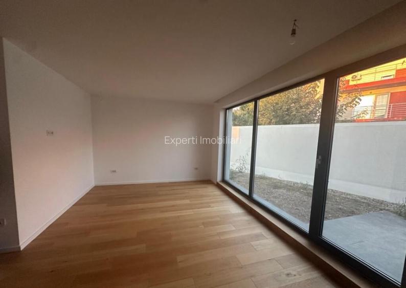 Vila deosebita de vanzare - zona Mamaia Nord pe malul laculu