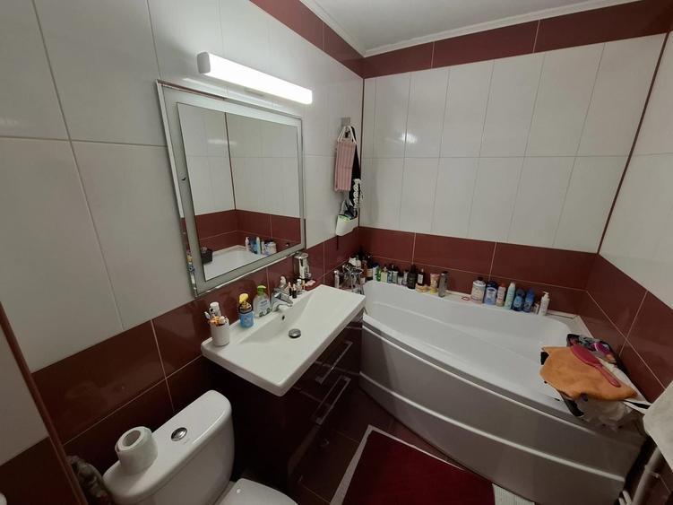 Apartament cu 4 camere decomandat în Sud