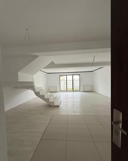 Triplex bine compartimentat, 5 camere si loc de parcare - 1