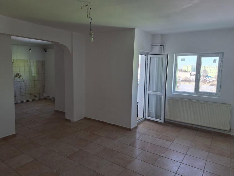 Apartament 3 camere , etaj 2 , pret 68000 euro - 5