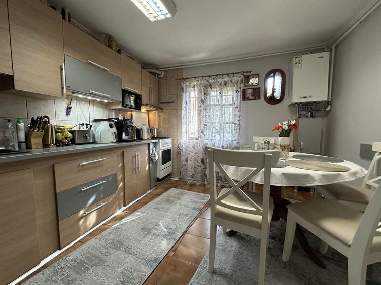 Vand apartament cu 2 camere, decomandat, la etajul 1, 52mp + 8 mp balcon - 2