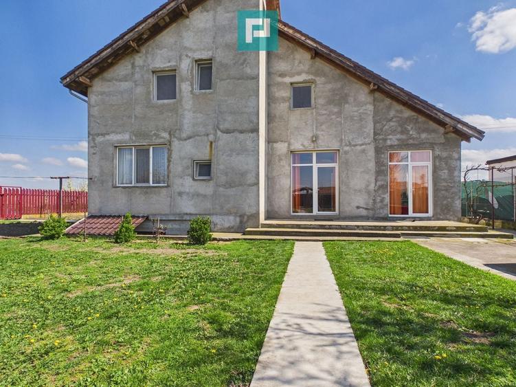 Casă individuală cu 7 camere cu Canalizare în Șofronea