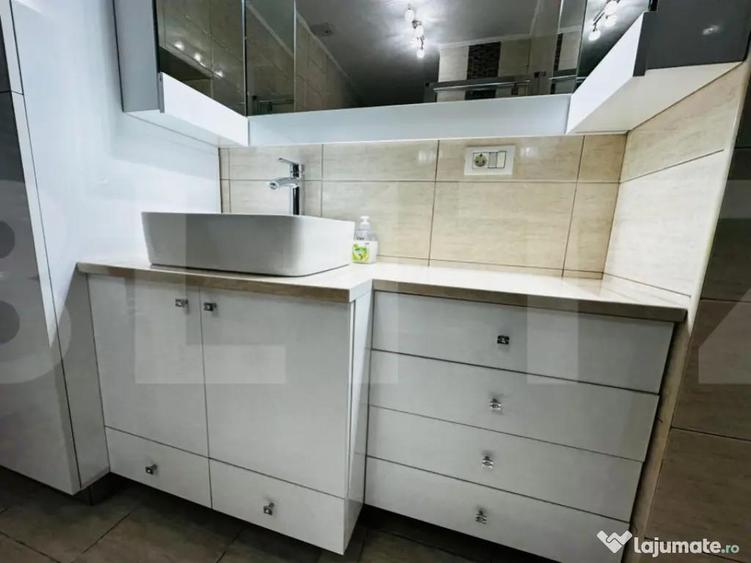 Casa spatioasa cu 5 dormitoare, doua bucatarii si teren de 1 - 12