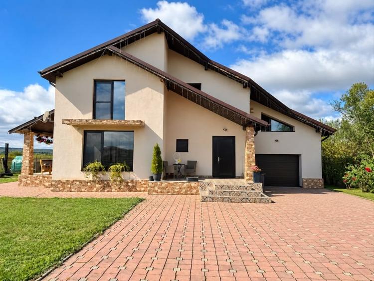 Casă individuală cu 4 camere cu Piscina în Cătălina