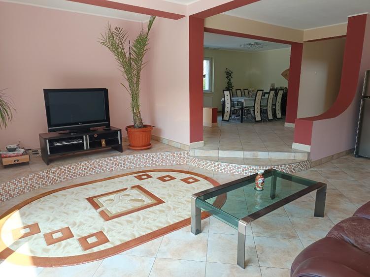 Casă individuală cu 10 camere cu Teren 1000 Mp în Central