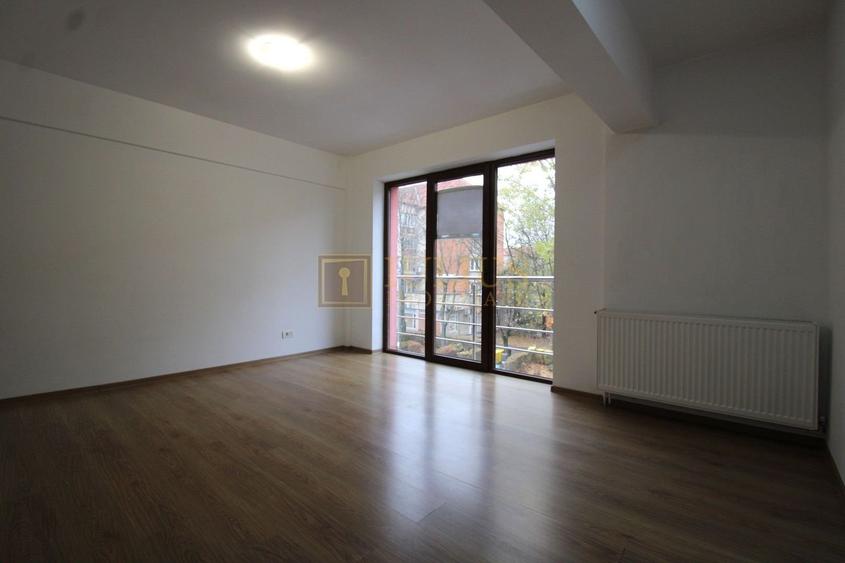 8 incaperi, 2 bai, centrala proprie, 3 locuri de parcare; Lipovei. - 11