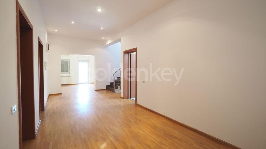 Vila cu 6-7 camere si gradina generoasa - 16