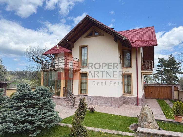 Casă individuală cu 10 camere cu Canalizare în Bran