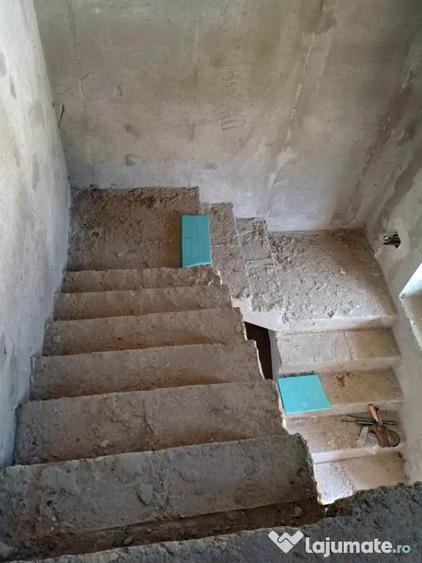 Casă cu 5 camere cu Teren 400 Mp în Malu Mare