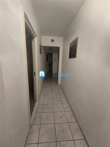 Apartament cu trei camere in zona centrala - 11
