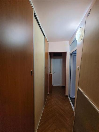Apartament 3 camere Decomandat, Etaj 1, Zona Poarta 6 - 10