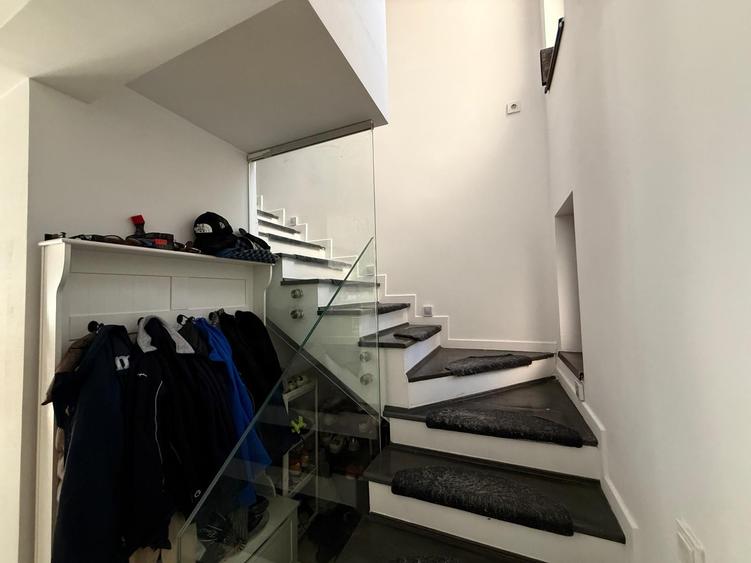 Casă tip insiruită cu 3 camere, colt. Comision 0 - 8