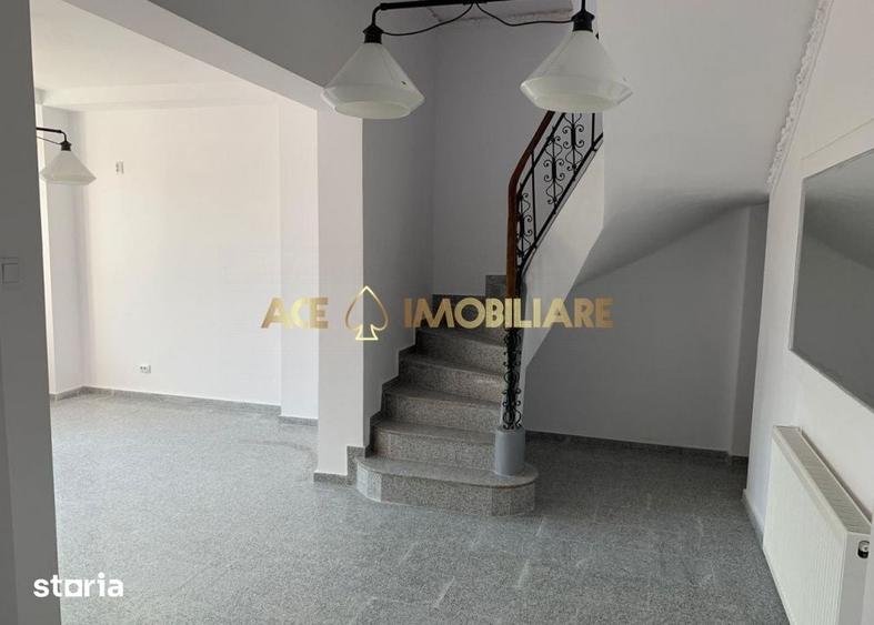Casă cu 9 camere cu Teren 355 Mp în Ștefan cel Mare