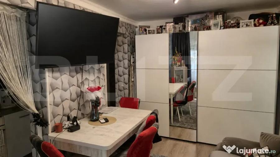 Apartament cu 3 camere semidecomandat în Podu Roș