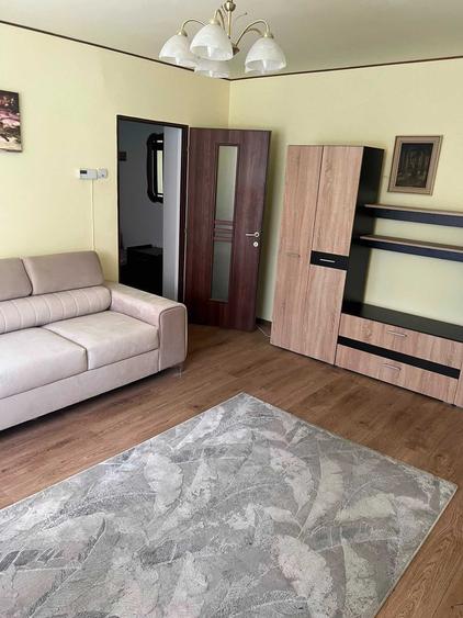 Apartament cu 3 camere semidecomandat în Grigorescu