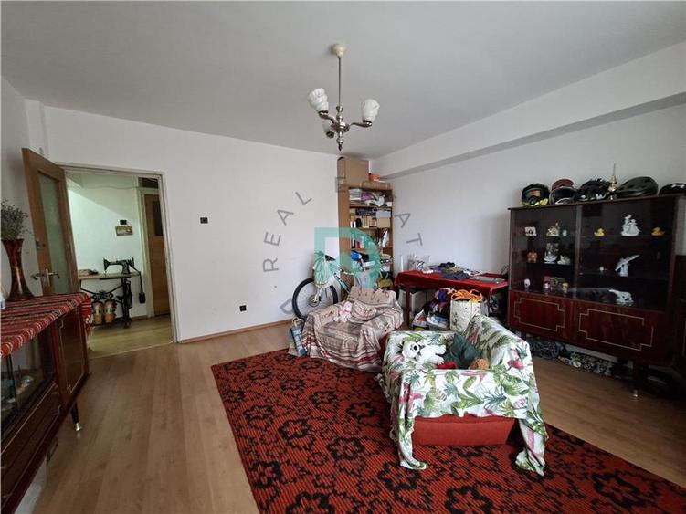 Apartament cu 3 camere decomandat în Răcădău