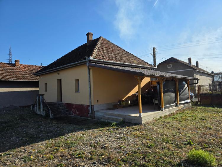 Casă individuală cu 2 camere cu Canalizare în Mintia
