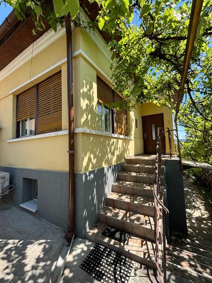 Casă cu 4 camere în Dâmbul Rotund
