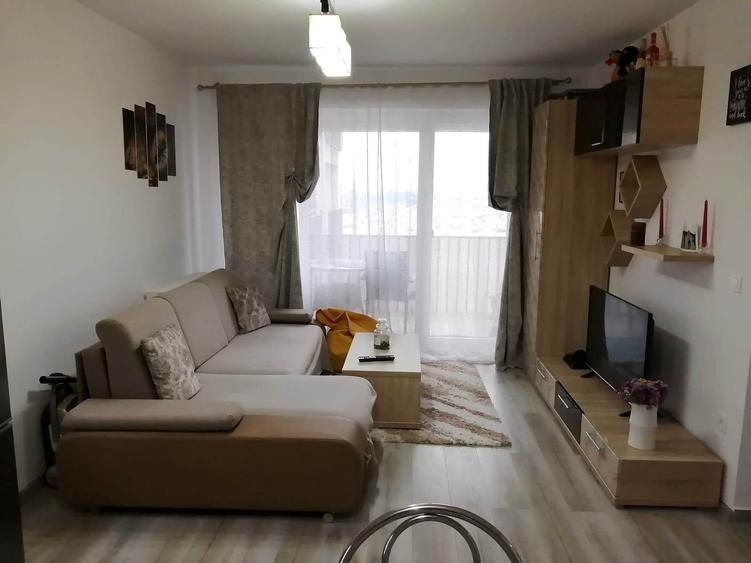 Apartament cu 2 camere decomandat în Tractorul