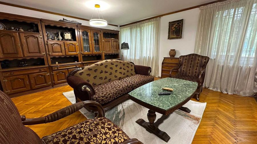 Apartament cu 3 camere decomandat în Calea București