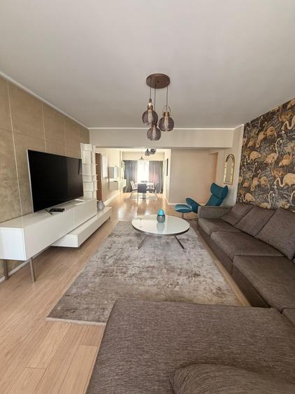 Apartament cu 3 camere decomandat, mobilat în Victoriei