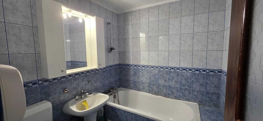 Apartament cu 3 camere semidecomandat în Titan